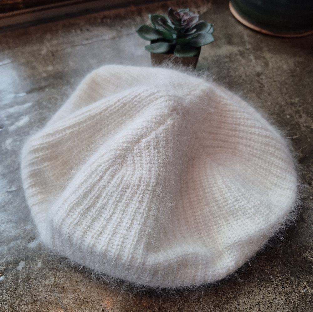 Vintage Aris Angora & Lambs Wool Super Soft White Knit Beret Womens Hat